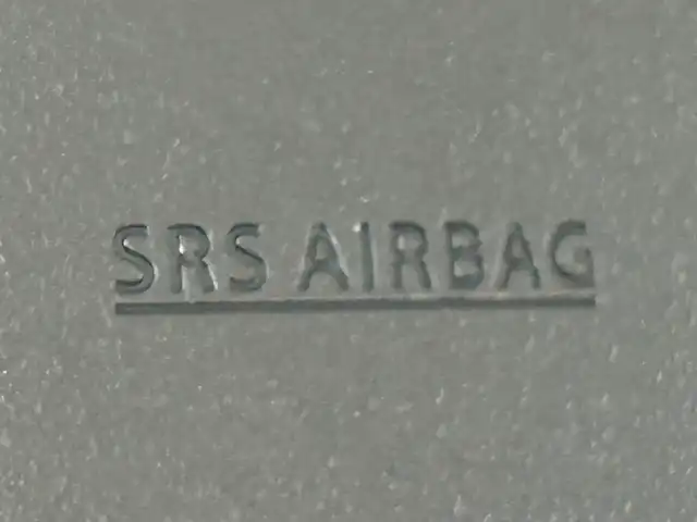 スズキ ジムニー シエラ JC 静岡県 2024(令6)年 0.9万km シルキーシルバーメタリック スズキセーフティサポート/・デュアルセンサーブレーキサポート/・車線逸脱警報機能/・ふらつき警報機能/・先行車発信おしらせ機能/（車両進入禁止/はみ出し禁止/最高速度）/・ハイビームアシスト/社外デジタルインナーミラー/４WD/5速MT/ビルトインETC/クルーズコントロール/シートヒーター/アイドリングストップ/電動格納ミラー（ウィンカーミラー/ミラーヒーター）/純正オプションロッドホルダー/ヘッドラインプウォッシャー/ホワイト照明マルチインフォメーションディスプレイ/革巻きステアリング/プライバシーガラス/ジオランダーG015（人気のホワイトレター）タイヤ