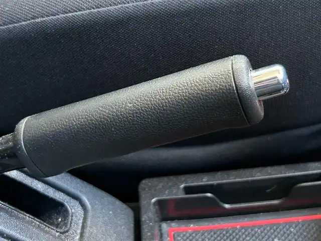 スズキ ジムニー シエラ JC 静岡県 2024(令6)年 0.9万km シルキーシルバーメタリック スズキセーフティサポート/・デュアルセンサーブレーキサポート/・車線逸脱警報機能/・ふらつき警報機能/・先行車発信おしらせ機能/（車両進入禁止/はみ出し禁止/最高速度）/・ハイビームアシスト/社外デジタルインナーミラー/４WD/5速MT/ビルトインETC/クルーズコントロール/シートヒーター/アイドリングストップ/電動格納ミラー（ウィンカーミラー/ミラーヒーター）/純正オプションロッドホルダー/ヘッドラインプウォッシャー/ホワイト照明マルチインフォメーションディスプレイ/革巻きステアリング/プライバシーガラス/ジオランダーG015（人気のホワイトレター）タイヤ