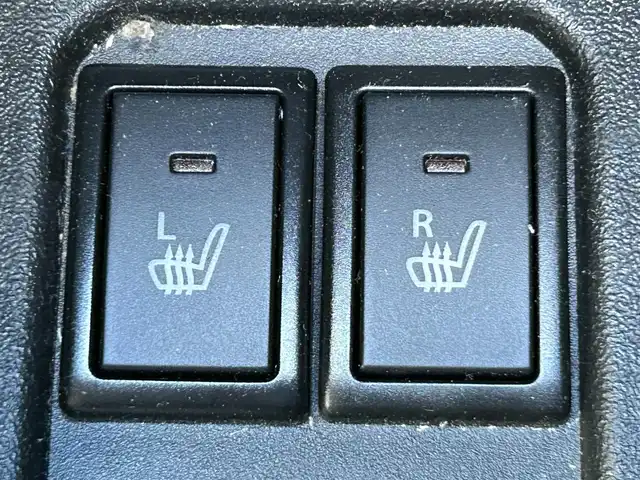 スズキ ジムニー シエラ JC 静岡県 2024(令6)年 0.9万km シルキーシルバーメタリック スズキセーフティサポート/・デュアルセンサーブレーキサポート/・車線逸脱警報機能/・ふらつき警報機能/・先行車発信おしらせ機能/（車両進入禁止/はみ出し禁止/最高速度）/・ハイビームアシスト/社外デジタルインナーミラー/４WD/5速MT/ビルトインETC/クルーズコントロール/シートヒーター/アイドリングストップ/電動格納ミラー（ウィンカーミラー/ミラーヒーター）/純正オプションロッドホルダー/ヘッドラインプウォッシャー/ホワイト照明マルチインフォメーションディスプレイ/革巻きステアリング/プライバシーガラス/ジオランダーG015（人気のホワイトレター）タイヤ