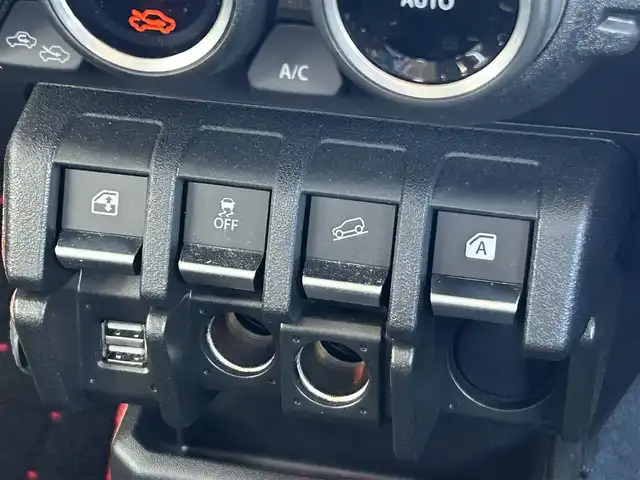 スズキ ジムニー シエラ JC 静岡県 2024(令6)年 0.9万km シルキーシルバーメタリック スズキセーフティサポート/・デュアルセンサーブレーキサポート/・車線逸脱警報機能/・ふらつき警報機能/・先行車発信おしらせ機能/（車両進入禁止/はみ出し禁止/最高速度）/・ハイビームアシスト/社外デジタルインナーミラー/４WD/5速MT/ビルトインETC/クルーズコントロール/シートヒーター/アイドリングストップ/電動格納ミラー（ウィンカーミラー/ミラーヒーター）/純正オプションロッドホルダー/ヘッドラインプウォッシャー/ホワイト照明マルチインフォメーションディスプレイ/革巻きステアリング/プライバシーガラス/ジオランダーG015（人気のホワイトレター）タイヤ