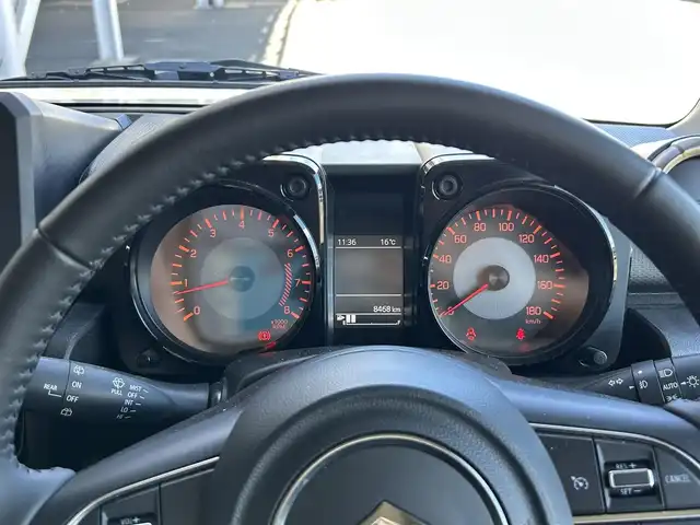 スズキ ジムニー シエラ JC 静岡県 2024(令6)年 0.9万km シルキーシルバーメタリック スズキセーフティサポート/・デュアルセンサーブレーキサポート/・車線逸脱警報機能/・ふらつき警報機能/・先行車発信おしらせ機能/（車両進入禁止/はみ出し禁止/最高速度）/・ハイビームアシスト/社外デジタルインナーミラー/４WD/5速MT/ビルトインETC/クルーズコントロール/シートヒーター/アイドリングストップ/電動格納ミラー（ウィンカーミラー/ミラーヒーター）/純正オプションロッドホルダー/ヘッドラインプウォッシャー/ホワイト照明マルチインフォメーションディスプレイ/革巻きステアリング/プライバシーガラス/ジオランダーG015（人気のホワイトレター）タイヤ