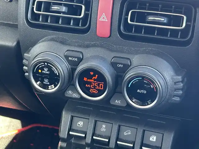 スズキ ジムニー シエラ JC 静岡県 2024(令6)年 0.9万km シルキーシルバーメタリック スズキセーフティサポート/・デュアルセンサーブレーキサポート/・車線逸脱警報機能/・ふらつき警報機能/・先行車発信おしらせ機能/（車両進入禁止/はみ出し禁止/最高速度）/・ハイビームアシスト/社外デジタルインナーミラー/４WD/5速MT/ビルトインETC/クルーズコントロール/シートヒーター/アイドリングストップ/電動格納ミラー（ウィンカーミラー/ミラーヒーター）/純正オプションロッドホルダー/ヘッドラインプウォッシャー/ホワイト照明マルチインフォメーションディスプレイ/革巻きステアリング/プライバシーガラス/ジオランダーG015（人気のホワイトレター）タイヤ