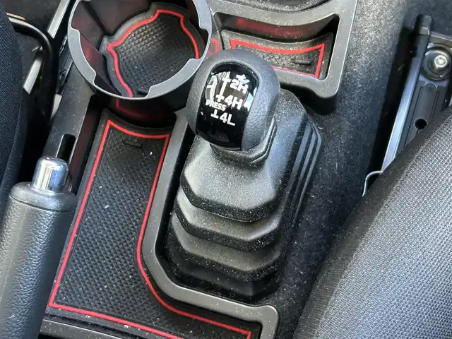 スズキ ジムニー シエラ JC 静岡県 2024(令6)年 0.9万km シルキーシルバーメタリック スズキセーフティサポート/・デュアルセンサーブレーキサポート/・車線逸脱警報機能/・ふらつき警報機能/・先行車発信おしらせ機能/（車両進入禁止/はみ出し禁止/最高速度）/・ハイビームアシスト/社外デジタルインナーミラー/４WD/5速MT/ビルトインETC/クルーズコントロール/シートヒーター/アイドリングストップ/電動格納ミラー（ウィンカーミラー/ミラーヒーター）/純正オプションロッドホルダー/ヘッドラインプウォッシャー/ホワイト照明マルチインフォメーションディスプレイ/革巻きステアリング/プライバシーガラス/ジオランダーG015（人気のホワイトレター）タイヤ