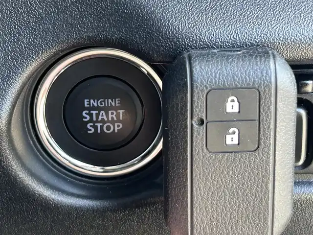 スズキ ジムニー シエラ JC 静岡県 2024(令6)年 0.9万km シルキーシルバーメタリック スズキセーフティサポート/・デュアルセンサーブレーキサポート/・車線逸脱警報機能/・ふらつき警報機能/・先行車発信おしらせ機能/（車両進入禁止/はみ出し禁止/最高速度）/・ハイビームアシスト/社外デジタルインナーミラー/４WD/5速MT/ビルトインETC/クルーズコントロール/シートヒーター/アイドリングストップ/電動格納ミラー（ウィンカーミラー/ミラーヒーター）/純正オプションロッドホルダー/ヘッドラインプウォッシャー/ホワイト照明マルチインフォメーションディスプレイ/革巻きステアリング/プライバシーガラス/ジオランダーG015（人気のホワイトレター）タイヤ