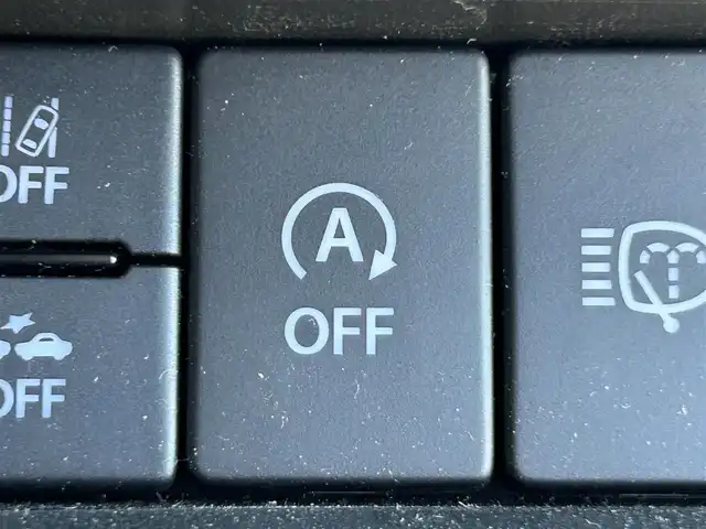 スズキ ジムニー シエラ JC 静岡県 2024(令6)年 0.9万km シルキーシルバーメタリック スズキセーフティサポート/・デュアルセンサーブレーキサポート/・車線逸脱警報機能/・ふらつき警報機能/・先行車発信おしらせ機能/（車両進入禁止/はみ出し禁止/最高速度）/・ハイビームアシスト/社外デジタルインナーミラー/４WD/5速MT/ビルトインETC/クルーズコントロール/シートヒーター/アイドリングストップ/電動格納ミラー（ウィンカーミラー/ミラーヒーター）/純正オプションロッドホルダー/ヘッドラインプウォッシャー/ホワイト照明マルチインフォメーションディスプレイ/革巻きステアリング/プライバシーガラス/ジオランダーG015（人気のホワイトレター）タイヤ