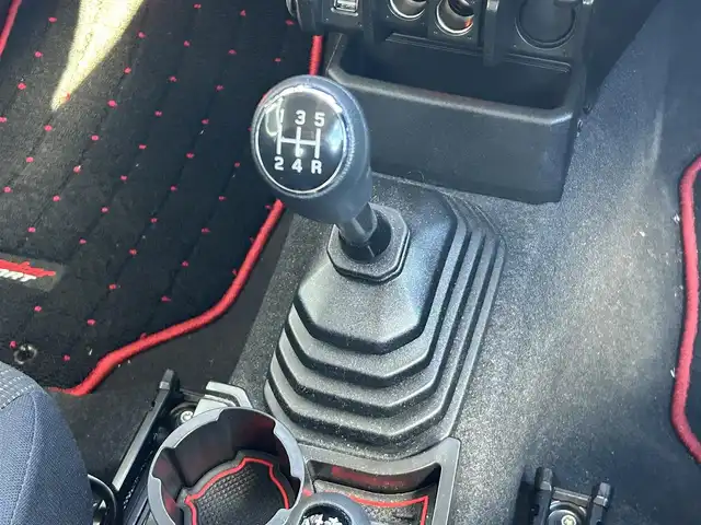 スズキ ジムニー シエラ JC 静岡県 2024(令6)年 0.9万km シルキーシルバーメタリック スズキセーフティサポート/・デュアルセンサーブレーキサポート/・車線逸脱警報機能/・ふらつき警報機能/・先行車発信おしらせ機能/（車両進入禁止/はみ出し禁止/最高速度）/・ハイビームアシスト/社外デジタルインナーミラー/４WD/5速MT/ビルトインETC/クルーズコントロール/シートヒーター/アイドリングストップ/電動格納ミラー（ウィンカーミラー/ミラーヒーター）/純正オプションロッドホルダー/ヘッドラインプウォッシャー/ホワイト照明マルチインフォメーションディスプレイ/革巻きステアリング/プライバシーガラス/ジオランダーG015（人気のホワイトレター）タイヤ