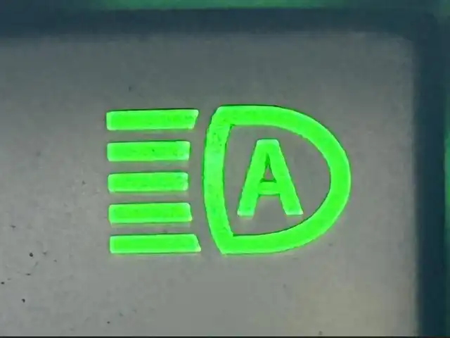 スズキ ジムニー シエラ JC 静岡県 2024(令6)年 0.9万km シルキーシルバーメタリック スズキセーフティサポート/・デュアルセンサーブレーキサポート/・車線逸脱警報機能/・ふらつき警報機能/・先行車発信おしらせ機能/（車両進入禁止/はみ出し禁止/最高速度）/・ハイビームアシスト/社外デジタルインナーミラー/４WD/5速MT/ビルトインETC/クルーズコントロール/シートヒーター/アイドリングストップ/電動格納ミラー（ウィンカーミラー/ミラーヒーター）/純正オプションロッドホルダー/ヘッドラインプウォッシャー/ホワイト照明マルチインフォメーションディスプレイ/革巻きステアリング/プライバシーガラス/ジオランダーG015（人気のホワイトレター）タイヤ