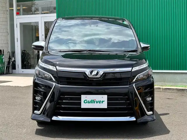 トヨタ ヴォクシー ZS 煌Ⅱ 宮城県 2019(平31)年 6.8万km ブラック Toyota Safety Sense /・プリクラッシュセーフティ/・レーンディパーチャーアラート/・オートマチックハイビーム/・発進遅れ告知機能/インテリジェントクリアランスソナー/12.1フリップダウンモニター（V12T-R66C）/純正9インチナビ【NSZT-Y66T】/・CD/DVD/・フルセグTV/・Bluetooth/・USB/ビルトインETC/両側パワースライドドア /LEDヘッドライト/フォグランプ/オートライト/革巻きステアリング/クルーズコントロール/ステアリングスイッチ/ウィンカー付電動格納式ミラー/純正16インチAW/純正フロアマット/純正ドアバイザー/Wエアバッグ/保証書