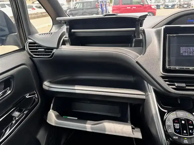 トヨタ ヴォクシー ZS 煌Ⅱ 宮城県 2019(平31)年 6.8万km ブラック Toyota Safety Sense /・プリクラッシュセーフティ/・レーンディパーチャーアラート/・オートマチックハイビーム/・発進遅れ告知機能/インテリジェントクリアランスソナー/12.1フリップダウンモニター（V12T-R66C）/純正9インチナビ【NSZT-Y66T】/・CD/DVD/・フルセグTV/・Bluetooth/・USB/ビルトインETC/両側パワースライドドア /LEDヘッドライト/フォグランプ/オートライト/革巻きステアリング/クルーズコントロール/ステアリングスイッチ/ウィンカー付電動格納式ミラー/純正16インチAW/純正フロアマット/純正ドアバイザー/Wエアバッグ/保証書