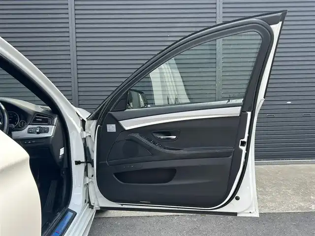 ＢＭＷ ５２３ｄ Mスポーツ 茨城県 2016(平28)年 3.5万km アルピンホワイトⅢ 後期型　/インテリジェントＳＦＴ　/ＬＤＷ　/ＡＣＣ　/Ｂカメラ　/ＰＤＣ　/ＯＰ１９インチＡＷ　/ナビ　/１２セグ　/ＢＴ　/ＵＳＢ　/ＤＶＤ　/キセノン　/オートライト　/パワーシート　/ＥＴＣ　/ドラレコ　/禁煙車