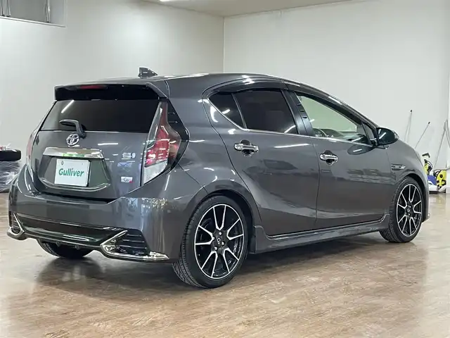 トヨタ アクア G G’s 道央・札幌 2016(平28)年 5.7万km グレーメタリック ワンオーナー/寒冷地仕様/純正SDナビ/・フルセグTV/CD/DVD/BT/SD/バックカメラ/純正エンジンスターター/社外ミラー一体型ドライブレコーダー/社外レーダー/クルーズコントロール/グレード専用ハーフレザーシート/トヨタセーフティセンス/・プリクラッシュセーフティ/・レーンディパーチャーアラート/・先行車発進お知らせ機能/横滑り防止装置/オートライト/オートハイビーム/LEDヘッドライト/フォグライト/プッシュスタート/スマートキー/スタリングリモコン/グレード専用フロアマット/ドアバイザー/ウインカーミラー/サイドエアロ/グレード専用17インチAW/グレード専用サスペンション/積込社外AW付き冬タイヤ/・175/65R15 ’21製 5mm/新車時保証書/取扱説明書