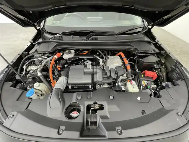 ホンダ ヴェゼル ハイブリッド e:HEV Z 大分県 2022(令4)年 4.2万km クリスタルブラックパール Honda SENSING/・衝突軽減ブレーキ（CMBS）/・誤発進抑制機能/・後方誤発進抑制機能/・近距離衝突軽減ブレーキ/・歩行者事故低減ステアリング/・路外逸脱抑制機能/・渋滞追従機能付アダプティブクルーズコントロール（ACC）/・車線維持支援システム（LKAS）/・トラフィックジャムアシスト（渋滞運転支援機能）/・先行車発進お知らせ機能/・標識認識機能/・オートハイビーム/・パーキングセンサーシステム/・アダプティブドライビングビーム/・ブラインドスポットインフォメーション/Honda CONNECTディスプレー/(フルセグTV/BT対応/USB、AM/FM//AppleCarPlay/AndroidAuto)/ステアリングスイッチ/バックカメラ/ETC2.0車載器/ワイヤレス充電/ステアリングヒーター/パワーバックドア/電動格納ミラー/ハーフレザーシート/・前席シートヒーター/オートライト/LEDヘッドライト/LEDフォグ/純正18インチアルミホイール/保証書、取説、スペアキー有り