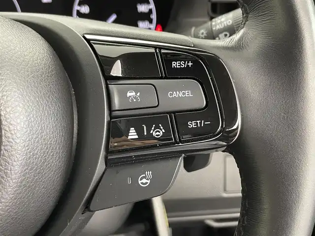 ホンダ ヴェゼル ハイブリッド e:HEV Z 大分県 2022(令4)年 4.2万km クリスタルブラックパール Honda SENSING/・衝突軽減ブレーキ（CMBS）/・誤発進抑制機能/・後方誤発進抑制機能/・近距離衝突軽減ブレーキ/・歩行者事故低減ステアリング/・路外逸脱抑制機能/・渋滞追従機能付アダプティブクルーズコントロール（ACC）/・車線維持支援システム（LKAS）/・トラフィックジャムアシスト（渋滞運転支援機能）/・先行車発進お知らせ機能/・標識認識機能/・オートハイビーム/・パーキングセンサーシステム/・アダプティブドライビングビーム/・ブラインドスポットインフォメーション/Honda CONNECTディスプレー/(フルセグTV/BT対応/USB、AM/FM//AppleCarPlay/AndroidAuto)/ステアリングスイッチ/バックカメラ/ETC2.0車載器/ワイヤレス充電/ステアリングヒーター/パワーバックドア/電動格納ミラー/ハーフレザーシート/・前席シートヒーター/オートライト/LEDヘッドライト/LEDフォグ/純正18インチアルミホイール/保証書、取説、スペアキー有り