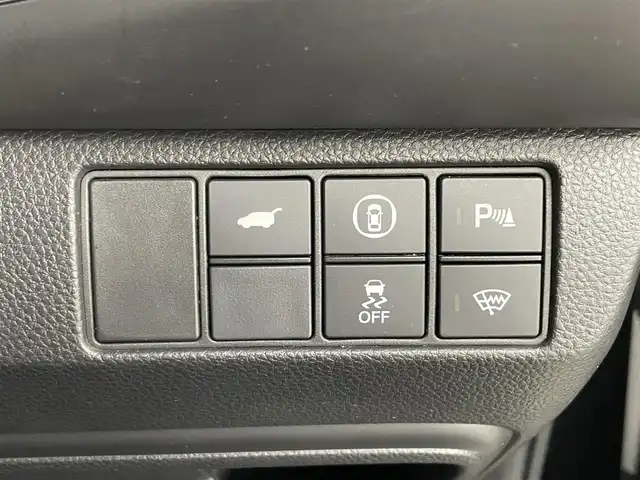 ホンダ ヴェゼル ハイブリッド e:HEV Z 大分県 2022(令4)年 4.2万km クリスタルブラックパール Honda SENSING/・衝突軽減ブレーキ（CMBS）/・誤発進抑制機能/・後方誤発進抑制機能/・近距離衝突軽減ブレーキ/・歩行者事故低減ステアリング/・路外逸脱抑制機能/・渋滞追従機能付アダプティブクルーズコントロール（ACC）/・車線維持支援システム（LKAS）/・トラフィックジャムアシスト（渋滞運転支援機能）/・先行車発進お知らせ機能/・標識認識機能/・オートハイビーム/・パーキングセンサーシステム/・アダプティブドライビングビーム/・ブラインドスポットインフォメーション/Honda CONNECTディスプレー/(フルセグTV/BT対応/USB、AM/FM//AppleCarPlay/AndroidAuto)/ステアリングスイッチ/バックカメラ/ETC2.0車載器/ワイヤレス充電/ステアリングヒーター/パワーバックドア/電動格納ミラー/ハーフレザーシート/・前席シートヒーター/オートライト/LEDヘッドライト/LEDフォグ/純正18インチアルミホイール/保証書、取説、スペアキー有り