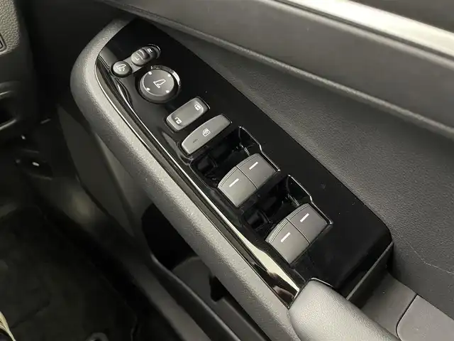 ホンダ ヴェゼル ハイブリッド e:HEV Z 大分県 2022(令4)年 4.2万km クリスタルブラックパール Honda SENSING/・衝突軽減ブレーキ（CMBS）/・誤発進抑制機能/・後方誤発進抑制機能/・近距離衝突軽減ブレーキ/・歩行者事故低減ステアリング/・路外逸脱抑制機能/・渋滞追従機能付アダプティブクルーズコントロール（ACC）/・車線維持支援システム（LKAS）/・トラフィックジャムアシスト（渋滞運転支援機能）/・先行車発進お知らせ機能/・標識認識機能/・オートハイビーム/・パーキングセンサーシステム/・アダプティブドライビングビーム/・ブラインドスポットインフォメーション/Honda CONNECTディスプレー/(フルセグTV/BT対応/USB、AM/FM//AppleCarPlay/AndroidAuto)/ステアリングスイッチ/バックカメラ/ETC2.0車載器/ワイヤレス充電/ステアリングヒーター/パワーバックドア/電動格納ミラー/ハーフレザーシート/・前席シートヒーター/オートライト/LEDヘッドライト/LEDフォグ/純正18インチアルミホイール/保証書、取説、スペアキー有り