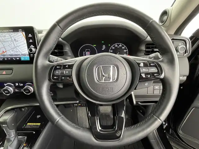 ホンダ ヴェゼル ハイブリッド e:HEV Z 大分県 2022(令4)年 4.2万km クリスタルブラックパール Honda SENSING/・衝突軽減ブレーキ（CMBS）/・誤発進抑制機能/・後方誤発進抑制機能/・近距離衝突軽減ブレーキ/・歩行者事故低減ステアリング/・路外逸脱抑制機能/・渋滞追従機能付アダプティブクルーズコントロール（ACC）/・車線維持支援システム（LKAS）/・トラフィックジャムアシスト（渋滞運転支援機能）/・先行車発進お知らせ機能/・標識認識機能/・オートハイビーム/・パーキングセンサーシステム/・アダプティブドライビングビーム/・ブラインドスポットインフォメーション/Honda CONNECTディスプレー/(フルセグTV/BT対応/USB、AM/FM//AppleCarPlay/AndroidAuto)/ステアリングスイッチ/バックカメラ/ETC2.0車載器/ワイヤレス充電/ステアリングヒーター/パワーバックドア/電動格納ミラー/ハーフレザーシート/・前席シートヒーター/オートライト/LEDヘッドライト/LEDフォグ/純正18インチアルミホイール/保証書、取説、スペアキー有り