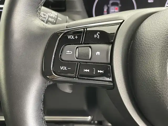 ホンダ ヴェゼル ハイブリッド e:HEV Z 大分県 2022(令4)年 4.2万km クリスタルブラックパール Honda SENSING/・衝突軽減ブレーキ（CMBS）/・誤発進抑制機能/・後方誤発進抑制機能/・近距離衝突軽減ブレーキ/・歩行者事故低減ステアリング/・路外逸脱抑制機能/・渋滞追従機能付アダプティブクルーズコントロール（ACC）/・車線維持支援システム（LKAS）/・トラフィックジャムアシスト（渋滞運転支援機能）/・先行車発進お知らせ機能/・標識認識機能/・オートハイビーム/・パーキングセンサーシステム/・アダプティブドライビングビーム/・ブラインドスポットインフォメーション/Honda CONNECTディスプレー/(フルセグTV/BT対応/USB、AM/FM//AppleCarPlay/AndroidAuto)/ステアリングスイッチ/バックカメラ/ETC2.0車載器/ワイヤレス充電/ステアリングヒーター/パワーバックドア/電動格納ミラー/ハーフレザーシート/・前席シートヒーター/オートライト/LEDヘッドライト/LEDフォグ/純正18インチアルミホイール/保証書、取説、スペアキー有り