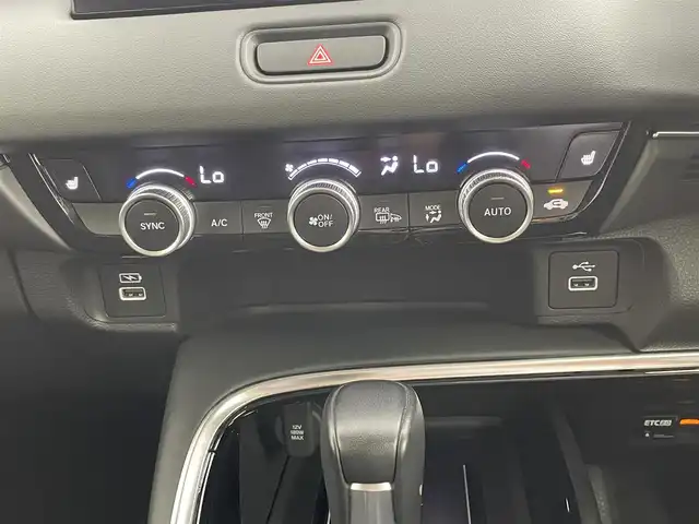 ホンダ ヴェゼル ハイブリッド e:HEV Z 大分県 2022(令4)年 4.2万km クリスタルブラックパール Honda SENSING/・衝突軽減ブレーキ（CMBS）/・誤発進抑制機能/・後方誤発進抑制機能/・近距離衝突軽減ブレーキ/・歩行者事故低減ステアリング/・路外逸脱抑制機能/・渋滞追従機能付アダプティブクルーズコントロール（ACC）/・車線維持支援システム（LKAS）/・トラフィックジャムアシスト（渋滞運転支援機能）/・先行車発進お知らせ機能/・標識認識機能/・オートハイビーム/・パーキングセンサーシステム/・アダプティブドライビングビーム/・ブラインドスポットインフォメーション/Honda CONNECTディスプレー/(フルセグTV/BT対応/USB、AM/FM//AppleCarPlay/AndroidAuto)/ステアリングスイッチ/バックカメラ/ETC2.0車載器/ワイヤレス充電/ステアリングヒーター/パワーバックドア/電動格納ミラー/ハーフレザーシート/・前席シートヒーター/オートライト/LEDヘッドライト/LEDフォグ/純正18インチアルミホイール/保証書、取説、スペアキー有り