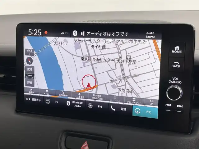 ホンダ ヴェゼル ハイブリッド e:HEV Z 大分県 2022(令4)年 4.2万km クリスタルブラックパール Honda SENSING/・衝突軽減ブレーキ（CMBS）/・誤発進抑制機能/・後方誤発進抑制機能/・近距離衝突軽減ブレーキ/・歩行者事故低減ステアリング/・路外逸脱抑制機能/・渋滞追従機能付アダプティブクルーズコントロール（ACC）/・車線維持支援システム（LKAS）/・トラフィックジャムアシスト（渋滞運転支援機能）/・先行車発進お知らせ機能/・標識認識機能/・オートハイビーム/・パーキングセンサーシステム/・アダプティブドライビングビーム/・ブラインドスポットインフォメーション/Honda CONNECTディスプレー/(フルセグTV/BT対応/USB、AM/FM//AppleCarPlay/AndroidAuto)/ステアリングスイッチ/バックカメラ/ETC2.0車載器/ワイヤレス充電/ステアリングヒーター/パワーバックドア/電動格納ミラー/ハーフレザーシート/・前席シートヒーター/オートライト/LEDヘッドライト/LEDフォグ/純正18インチアルミホイール/保証書、取説、スペアキー有り