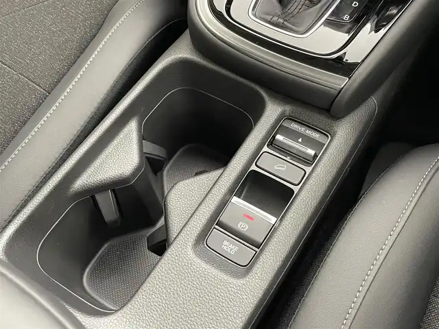 ホンダ ヴェゼル ハイブリッド e:HEV Z 大分県 2022(令4)年 4.2万km クリスタルブラックパール Honda SENSING/・衝突軽減ブレーキ（CMBS）/・誤発進抑制機能/・後方誤発進抑制機能/・近距離衝突軽減ブレーキ/・歩行者事故低減ステアリング/・路外逸脱抑制機能/・渋滞追従機能付アダプティブクルーズコントロール（ACC）/・車線維持支援システム（LKAS）/・トラフィックジャムアシスト（渋滞運転支援機能）/・先行車発進お知らせ機能/・標識認識機能/・オートハイビーム/・パーキングセンサーシステム/・アダプティブドライビングビーム/・ブラインドスポットインフォメーション/Honda CONNECTディスプレー/(フルセグTV/BT対応/USB、AM/FM//AppleCarPlay/AndroidAuto)/ステアリングスイッチ/バックカメラ/ETC2.0車載器/ワイヤレス充電/ステアリングヒーター/パワーバックドア/電動格納ミラー/ハーフレザーシート/・前席シートヒーター/オートライト/LEDヘッドライト/LEDフォグ/純正18インチアルミホイール/保証書、取説、スペアキー有り