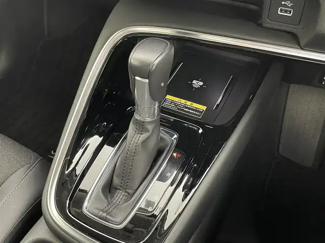 ホンダ ヴェゼル ハイブリッド e:HEV Z 大分県 2022(令4)年 4.2万km クリスタルブラックパール Honda SENSING/・衝突軽減ブレーキ（CMBS）/・誤発進抑制機能/・後方誤発進抑制機能/・近距離衝突軽減ブレーキ/・歩行者事故低減ステアリング/・路外逸脱抑制機能/・渋滞追従機能付アダプティブクルーズコントロール（ACC）/・車線維持支援システム（LKAS）/・トラフィックジャムアシスト（渋滞運転支援機能）/・先行車発進お知らせ機能/・標識認識機能/・オートハイビーム/・パーキングセンサーシステム/・アダプティブドライビングビーム/・ブラインドスポットインフォメーション/Honda CONNECTディスプレー/(フルセグTV/BT対応/USB、AM/FM//AppleCarPlay/AndroidAuto)/ステアリングスイッチ/バックカメラ/ETC2.0車載器/ワイヤレス充電/ステアリングヒーター/パワーバックドア/電動格納ミラー/ハーフレザーシート/・前席シートヒーター/オートライト/LEDヘッドライト/LEDフォグ/純正18インチアルミホイール/保証書、取説、スペアキー有り