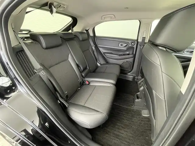 ホンダ ヴェゼル ハイブリッド e:HEV Z 大分県 2022(令4)年 4.2万km クリスタルブラックパール Honda SENSING/・衝突軽減ブレーキ（CMBS）/・誤発進抑制機能/・後方誤発進抑制機能/・近距離衝突軽減ブレーキ/・歩行者事故低減ステアリング/・路外逸脱抑制機能/・渋滞追従機能付アダプティブクルーズコントロール（ACC）/・車線維持支援システム（LKAS）/・トラフィックジャムアシスト（渋滞運転支援機能）/・先行車発進お知らせ機能/・標識認識機能/・オートハイビーム/・パーキングセンサーシステム/・アダプティブドライビングビーム/・ブラインドスポットインフォメーション/Honda CONNECTディスプレー/(フルセグTV/BT対応/USB、AM/FM//AppleCarPlay/AndroidAuto)/ステアリングスイッチ/バックカメラ/ETC2.0車載器/ワイヤレス充電/ステアリングヒーター/パワーバックドア/電動格納ミラー/ハーフレザーシート/・前席シートヒーター/オートライト/LEDヘッドライト/LEDフォグ/純正18インチアルミホイール/保証書、取説、スペアキー有り