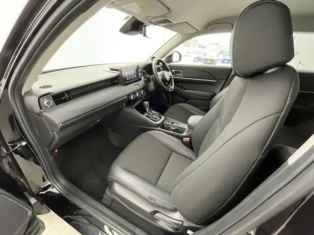 ホンダ ヴェゼル ハイブリッド e:HEV Z 大分県 2022(令4)年 4.2万km クリスタルブラックパール Honda SENSING/・衝突軽減ブレーキ（CMBS）/・誤発進抑制機能/・後方誤発進抑制機能/・近距離衝突軽減ブレーキ/・歩行者事故低減ステアリング/・路外逸脱抑制機能/・渋滞追従機能付アダプティブクルーズコントロール（ACC）/・車線維持支援システム（LKAS）/・トラフィックジャムアシスト（渋滞運転支援機能）/・先行車発進お知らせ機能/・標識認識機能/・オートハイビーム/・パーキングセンサーシステム/・アダプティブドライビングビーム/・ブラインドスポットインフォメーション/Honda CONNECTディスプレー/(フルセグTV/BT対応/USB、AM/FM//AppleCarPlay/AndroidAuto)/ステアリングスイッチ/バックカメラ/ETC2.0車載器/ワイヤレス充電/ステアリングヒーター/パワーバックドア/電動格納ミラー/ハーフレザーシート/・前席シートヒーター/オートライト/LEDヘッドライト/LEDフォグ/純正18インチアルミホイール/保証書、取説、スペアキー有り
