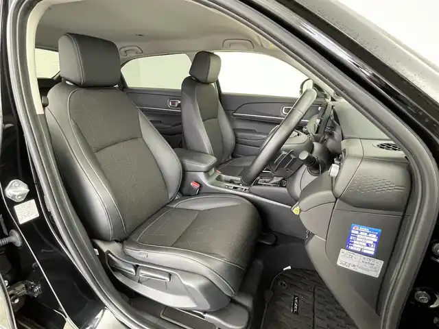 ホンダ ヴェゼル ハイブリッド e:HEV Z 大分県 2022(令4)年 4.2万km クリスタルブラックパール Honda SENSING/・衝突軽減ブレーキ（CMBS）/・誤発進抑制機能/・後方誤発進抑制機能/・近距離衝突軽減ブレーキ/・歩行者事故低減ステアリング/・路外逸脱抑制機能/・渋滞追従機能付アダプティブクルーズコントロール（ACC）/・車線維持支援システム（LKAS）/・トラフィックジャムアシスト（渋滞運転支援機能）/・先行車発進お知らせ機能/・標識認識機能/・オートハイビーム/・パーキングセンサーシステム/・アダプティブドライビングビーム/・ブラインドスポットインフォメーション/Honda CONNECTディスプレー/(フルセグTV/BT対応/USB、AM/FM//AppleCarPlay/AndroidAuto)/ステアリングスイッチ/バックカメラ/ETC2.0車載器/ワイヤレス充電/ステアリングヒーター/パワーバックドア/電動格納ミラー/ハーフレザーシート/・前席シートヒーター/オートライト/LEDヘッドライト/LEDフォグ/純正18インチアルミホイール/保証書、取説、スペアキー有り
