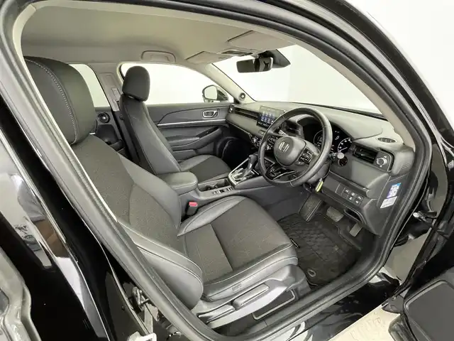 ホンダ ヴェゼル ハイブリッド e:HEV Z 大分県 2022(令4)年 4.2万km クリスタルブラックパール Honda SENSING/・衝突軽減ブレーキ（CMBS）/・誤発進抑制機能/・後方誤発進抑制機能/・近距離衝突軽減ブレーキ/・歩行者事故低減ステアリング/・路外逸脱抑制機能/・渋滞追従機能付アダプティブクルーズコントロール（ACC）/・車線維持支援システム（LKAS）/・トラフィックジャムアシスト（渋滞運転支援機能）/・先行車発進お知らせ機能/・標識認識機能/・オートハイビーム/・パーキングセンサーシステム/・アダプティブドライビングビーム/・ブラインドスポットインフォメーション/Honda CONNECTディスプレー/(フルセグTV/BT対応/USB、AM/FM//AppleCarPlay/AndroidAuto)/ステアリングスイッチ/バックカメラ/ETC2.0車載器/ワイヤレス充電/ステアリングヒーター/パワーバックドア/電動格納ミラー/ハーフレザーシート/・前席シートヒーター/オートライト/LEDヘッドライト/LEDフォグ/純正18インチアルミホイール/保証書、取説、スペアキー有り