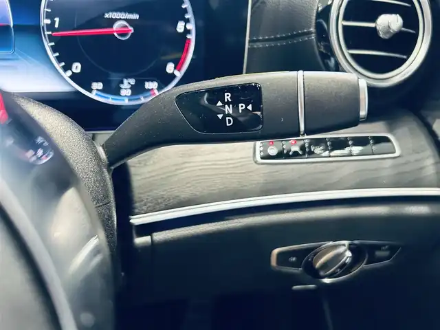 メルセデス・ベンツ Ｅ２２０ｄ ステーションワゴンアバンギャルド 大阪府 2019(平31)年 3.4万km ポーラホワイト レザーエクスクルーシブP/レーダーセーフティP/HUD/Burmeste/ACC/純正ナビ/TV/360度カメラ/applecarplay/純正19インチAW/LEDヘッドライト/アンビエントライト/電動リアゲート/ブラインドスポット/黒革/メモリ付きパワーシート/シートヒーター/パフュームアトマイザー/クリアランスソナー/ETC/ドラレコ/レーダー探知機