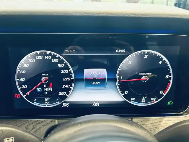 メルセデス・ベンツ Ｅ２２０ｄ ステーションワゴンアバンギャルド 大阪府 2019(平31)年 3.4万km ポーラホワイト レザーエクスクルーシブP/レーダーセーフティP/HUD/Burmeste/ACC/純正ナビ/TV/360度カメラ/applecarplay/純正19インチAW/LEDヘッドライト/アンビエントライト/電動リアゲート/ブラインドスポット/黒革/メモリ付きパワーシート/シートヒーター/パフュームアトマイザー/クリアランスソナー/ETC/ドラレコ/レーダー探知機