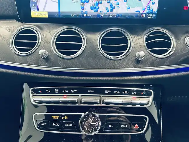 メルセデス・ベンツ Ｅ２２０ｄ ステーションワゴンアバンギャルド 大阪府 2019(平31)年 3.4万km ポーラホワイト レザーエクスクルーシブP/レーダーセーフティP/HUD/Burmeste/ACC/純正ナビ/TV/360度カメラ/applecarplay/純正19インチAW/LEDヘッドライト/アンビエントライト/電動リアゲート/ブラインドスポット/黒革/メモリ付きパワーシート/シートヒーター/パフュームアトマイザー/クリアランスソナー/ETC/ドラレコ/レーダー探知機