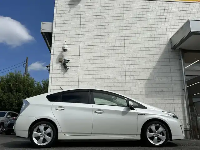 トヨタ プリウス S ツーリングセレクション 埼玉県 2011(平23)年 14.9万km ホワイトパールクリスタルシャイン ・外部検査済み/・メーカーナビゲーション/・バックカメラ/・純正17インチアルミホイール/・LEDヘッドライト/・FRコーナーセンサー/・フロアマット/・ドアバイザー/・スマートキー/・スペアキー
