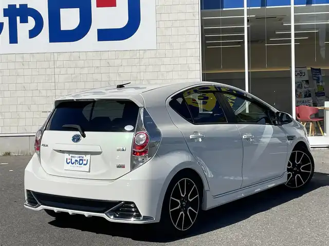 トヨタ アクア G G’s 佐賀県 2014(平26)年 12.9万km ライムホワイトパールクリスタルシャイン こちらは現金またはオートローンご利用時の価格です/自社ローンご希望の方は別途その旨お申付け下さい/禁煙車　/ライムホワイトパール　/専用フロントバンパー　/専用ＬＥＤライト　/専用シート　/専用１７インチアルミ