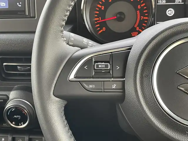 スズキ ジムニー シエラ JC 東京都 2024(令6)年 0.6万km ピュアホワイトP 4WD/パイオニア製ディスプレイオーディオ/AM/FM/Bluetooth/バックカメラ/衝突軽減ブレーキ/ヒルディセントコントロール/デュアルセンサーブレーキサポート/クルーズコントロール/前席シートヒーター/ＥＴＣ/前後ドライブレコーダー/ＬＥＤヘッドライト/スマートキー/純正フロアマット/純正サイドバイザー