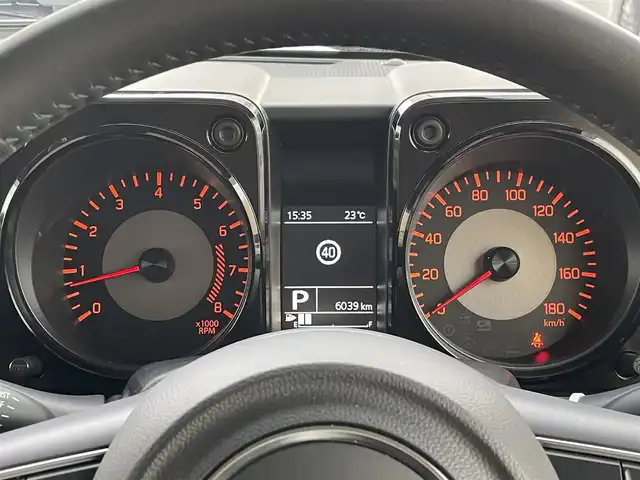 スズキ ジムニー シエラ JC 東京都 2024(令6)年 0.6万km ピュアホワイトP 4WD/パイオニア製ディスプレイオーディオ/AM/FM/Bluetooth/バックカメラ/衝突軽減ブレーキ/ヒルディセントコントロール/デュアルセンサーブレーキサポート/クルーズコントロール/前席シートヒーター/ＥＴＣ/前後ドライブレコーダー/ＬＥＤヘッドライト/スマートキー/純正フロアマット/純正サイドバイザー