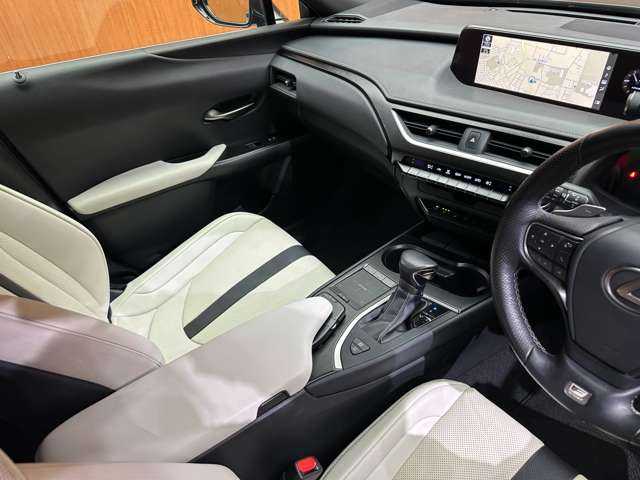 レクサス ＵＸ 250h Fスポーツ 千葉県 2018(平30)年 2.6万km テレーンカーキマイカM ＴＲＤエアロダイナミクスパッケージ１　/ムーンルーフ　/白革シート　/３眼ＬＥＤヘッドライト　/ＨＵＤ　/ＡＣＣ　/ナビ　/ＴＶ　　/３６０°　/シートＨ　/ベンチレーション　/電動リアゲート　/衝突軽減Ｂ　/ＢＳＭ　/ＬＫＡ