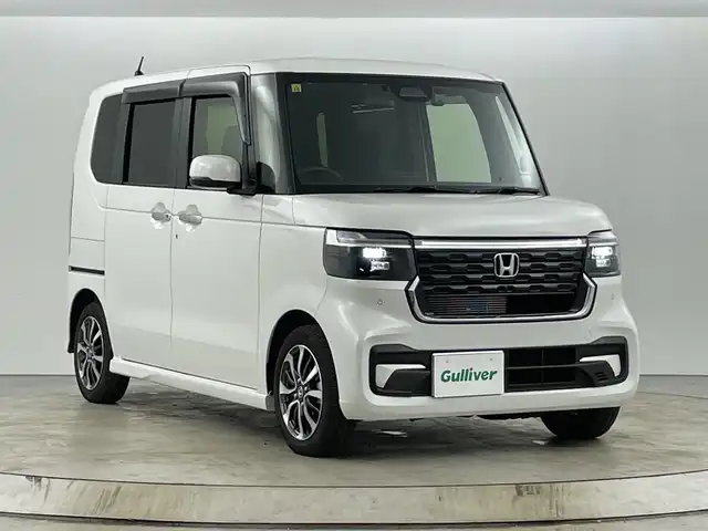 ホンダ Ｎ ＢＯＸ カスタム 愛知県 2023(令5)年 2.2万km プラチナホワイトパール 禁煙車/純正９インチナビ/（ＤＶＤ/ＣＤ/フルセグTV/AppleCarPlay/Bluetooth）/バックカメラ/ホンダセンシング/・衝突軽減ブレーキ/・車線逸脱支援システム/・路外逸脱抑制機能/・先行車発進お知らせ機能/・リアパーキングセンサー/・標識認識機能/・アダプティブクルーズコントロール/・オートマチックハイビーム/ＥＴＣ/ドライブレコーダー/シートヒーター/両側パワースライドドア/純正１４インチアルミホイール/ＬＥＤヘッドライト/フロントフォグランプ/オートライト/スマートキー/プッシュスタート/純正フロアマット/横滑り防止装置/チップアップシート/ベンチシート