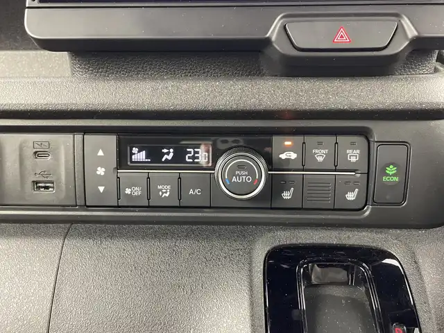 ホンダ Ｎ ＢＯＸ カスタム 愛知県 2023(令5)年 2.2万km プラチナホワイトパール 禁煙車/純正９インチナビ/（ＤＶＤ/ＣＤ/フルセグTV/AppleCarPlay/Bluetooth）/バックカメラ/ホンダセンシング/・衝突軽減ブレーキ/・車線逸脱支援システム/・路外逸脱抑制機能/・先行車発進お知らせ機能/・リアパーキングセンサー/・標識認識機能/・アダプティブクルーズコントロール/・オートマチックハイビーム/ＥＴＣ/ドライブレコーダー/シートヒーター/両側パワースライドドア/純正１４インチアルミホイール/ＬＥＤヘッドライト/フロントフォグランプ/オートライト/スマートキー/プッシュスタート/純正フロアマット/横滑り防止装置/チップアップシート/ベンチシート