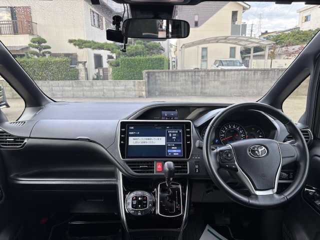 トヨタ ヴォクシー ZS 煌Ⅲ 大阪府 2020(令2)年 2.8万km ブラック 純正10型ナビ(BT/CD/DVD/HDMI/SD/フルセグ)/フリップダウンモニター/バックカメラ/衝突被害軽減システム/レーンキープアシスト/コーナーセンサー/クルーズコントロール/オートライト/オートマチックハイビーム/アイドリングストップ/純正アルミホイール/純正フロアマット/両側パワースライドドア/社外前後ドライブレコーダー/ビルトインETC/ハーフレザー/ウォークスルー/フルフラットシート/プッシュスタートボタン/LEDヘッドライト