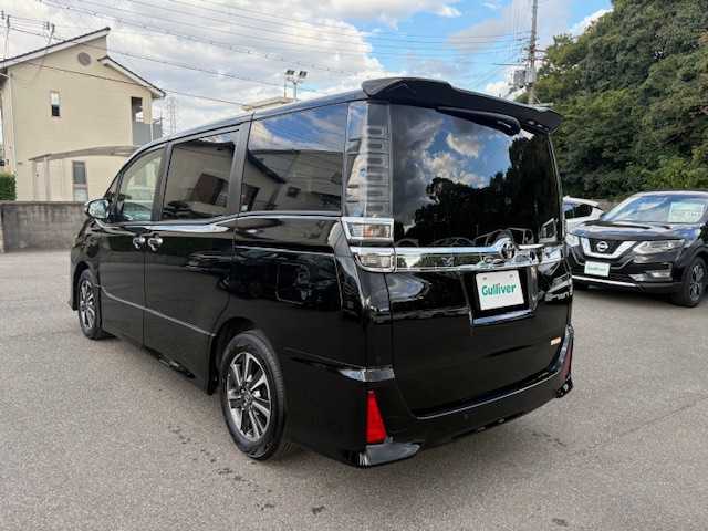 トヨタ ヴォクシー ZS 煌Ⅲ 大阪府 2020(令2)年 2.8万km ブラック 純正10型ナビ(BT/CD/DVD/HDMI/SD/フルセグ)/フリップダウンモニター/バックカメラ/衝突被害軽減システム/レーンキープアシスト/コーナーセンサー/クルーズコントロール/オートライト/オートマチックハイビーム/アイドリングストップ/純正アルミホイール/純正フロアマット/両側パワースライドドア/社外前後ドライブレコーダー/ビルトインETC/ハーフレザー/ウォークスルー/フルフラットシート/プッシュスタートボタン/LEDヘッドライト
