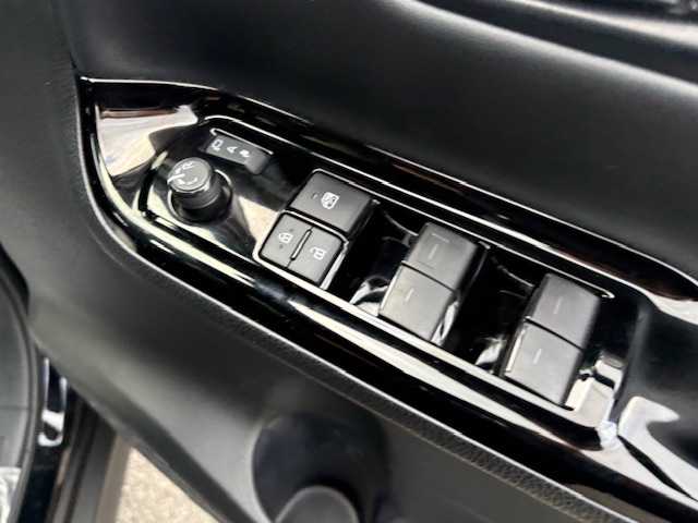 トヨタ ヴォクシー ZS 煌Ⅲ 大阪府 2020(令2)年 2.8万km ブラック 純正10型ナビ(BT/CD/DVD/HDMI/SD/フルセグ)/フリップダウンモニター/バックカメラ/衝突被害軽減システム/レーンキープアシスト/コーナーセンサー/クルーズコントロール/オートライト/オートマチックハイビーム/アイドリングストップ/純正アルミホイール/純正フロアマット/両側パワースライドドア/社外前後ドライブレコーダー/ビルトインETC/ハーフレザー/ウォークスルー/フルフラットシート/プッシュスタートボタン/LEDヘッドライト