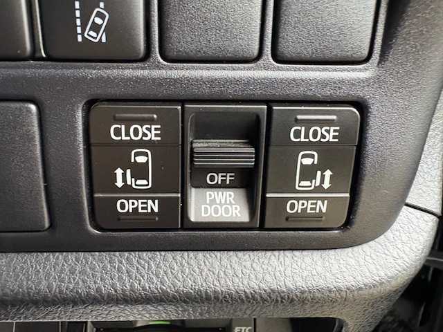 トヨタ ヴォクシー ZS 煌Ⅲ 大阪府 2020(令2)年 2.8万km ブラック 純正10型ナビ(BT/CD/DVD/HDMI/SD/フルセグ)/フリップダウンモニター/バックカメラ/衝突被害軽減システム/レーンキープアシスト/コーナーセンサー/クルーズコントロール/オートライト/オートマチックハイビーム/アイドリングストップ/純正アルミホイール/純正フロアマット/両側パワースライドドア/社外前後ドライブレコーダー/ビルトインETC/ハーフレザー/ウォークスルー/フルフラットシート/プッシュスタートボタン/LEDヘッドライト