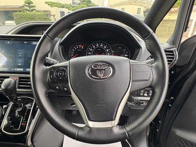 トヨタ ヴォクシー ZS 煌Ⅲ 大阪府 2020(令2)年 2.8万km ブラック 純正10型ナビ(BT/CD/DVD/HDMI/SD/フルセグ)/フリップダウンモニター/バックカメラ/衝突被害軽減システム/レーンキープアシスト/コーナーセンサー/クルーズコントロール/オートライト/オートマチックハイビーム/アイドリングストップ/純正アルミホイール/純正フロアマット/両側パワースライドドア/社外前後ドライブレコーダー/ビルトインETC/ハーフレザー/ウォークスルー/フルフラットシート/プッシュスタートボタン/LEDヘッドライト