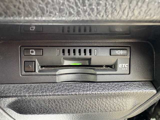 トヨタ ヴォクシー ZS 煌Ⅲ 大阪府 2020(令2)年 2.8万km ブラック 純正10型ナビ(BT/CD/DVD/HDMI/SD/フルセグ)/フリップダウンモニター/バックカメラ/衝突被害軽減システム/レーンキープアシスト/コーナーセンサー/クルーズコントロール/オートライト/オートマチックハイビーム/アイドリングストップ/純正アルミホイール/純正フロアマット/両側パワースライドドア/社外前後ドライブレコーダー/ビルトインETC/ハーフレザー/ウォークスルー/フルフラットシート/プッシュスタートボタン/LEDヘッドライト