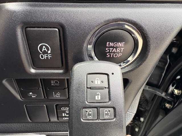 トヨタ ヴォクシー ZS 煌Ⅲ 大阪府 2020(令2)年 2.8万km ブラック 純正10型ナビ(BT/CD/DVD/HDMI/SD/フルセグ)/フリップダウンモニター/バックカメラ/衝突被害軽減システム/レーンキープアシスト/コーナーセンサー/クルーズコントロール/オートライト/オートマチックハイビーム/アイドリングストップ/純正アルミホイール/純正フロアマット/両側パワースライドドア/社外前後ドライブレコーダー/ビルトインETC/ハーフレザー/ウォークスルー/フルフラットシート/プッシュスタートボタン/LEDヘッドライト