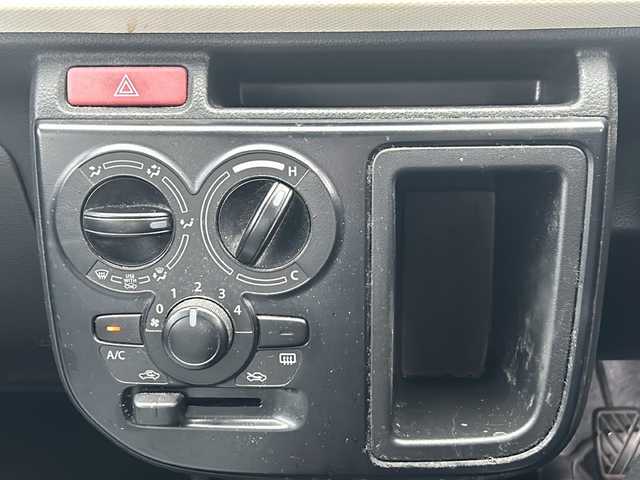 スズキ アルト F 石川県 2017(平29)年 18.6万km シルキーシルバーメタリック ワンオーナー/4WD/オーディオ/【CD・FM・AM・AUX】/社外AW冬タイヤ車載 溝6mm/運転席シートヒーター/純正フロアマット/ドアバイザー