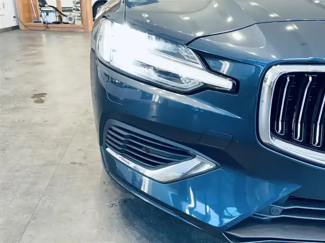 ボルボ Ｖ６０ T6 ツインEG AWD モメンタム 大阪府 2020(令2)年 2.9万km 青 HUD/ACC/HarmanKardon/純正ナビ/TV/360度カメラ/applecarplay/純正18インチAW/LEDヘッドライト/電動リアゲート/BLIS/クリアランスソナー/革シート/メモリ付きパワーシート/エアシートヒーター/ETC/ドラレコ/レーダー探知機/ルーフレール/自動駐車/スマートキー