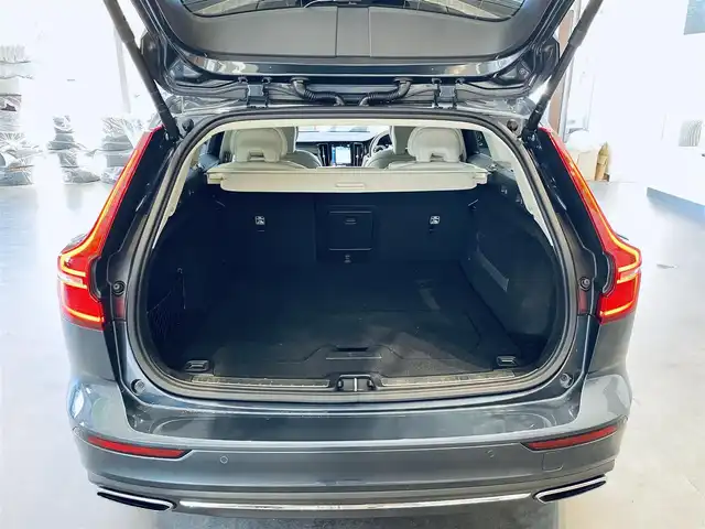 ボルボ Ｖ６０ T6 ツインEG AWD モメンタム 大阪府 2020(令2)年 2.9万km 青 HUD/ACC/HarmanKardon/純正ナビ/TV/360度カメラ/applecarplay/純正18インチAW/LEDヘッドライト/電動リアゲート/BLIS/クリアランスソナー/革シート/メモリ付きパワーシート/エアシートヒーター/ETC/ドラレコ/レーダー探知機/ルーフレール/自動駐車/スマートキー