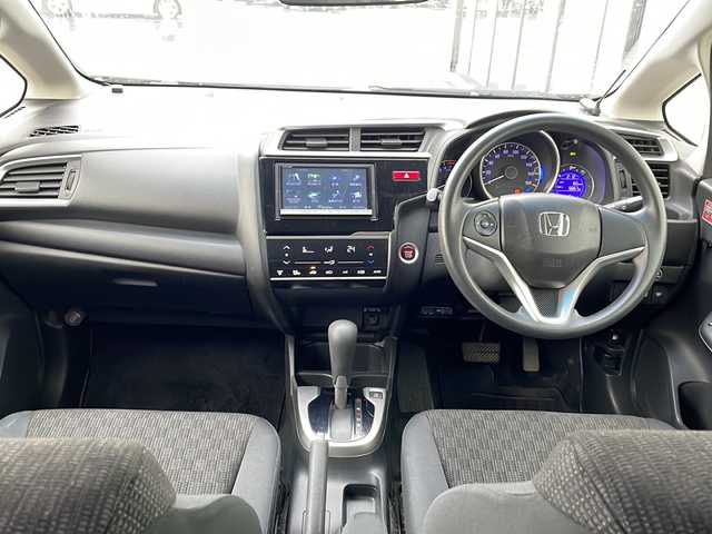 ホンダ フィット 13G Lパッケージ 山形県 2014(平26)年 10万km プレミアムホワイトパール 禁煙車/4WD/寒冷地仕様/横滑り防止装置/社外SDナビ/（Bluetooth/CD/DVD/フルセグ)/バックカメラ/LEDオートライト/ステアリングスイッチ/ETC/社外AW/純正フロアマット/電動格納ウィンカーミラー/スマートキー×2/エンジンスターター/ドアバイザー